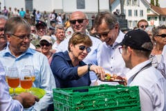 Viola Amherd langt zu. (Bild: Christian H. Hildebrand, Stans, 5. Juli 2019)