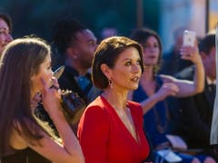 Schauspielerin Catherine Zeta-Jones und ihre Tochter Carys Douglas liessen sich die grosse Modeschau des römischen Labels Fendi zu Ehren des verstorbenen Modezaren Karl Lagerfeld nicht entgehen. (Bild: KEYSTONE/AP/DOMENICO STINELLIS)