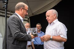 Der Nidwaldner Landammann Alfred Bossard überreicht ein Präsent an den Bundespräsidenten. (Bild: Christian H. Hildebrand, Stans, 5. Juli 2019)