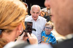 Bundespräsident Ueli Maurer posiert mit einem kleinen Fan. (Bild: Christian H. Hildebrand, Stans, 5. Juli 2019)