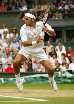 «Das Bild entstand 2001, als Roger 19 Jahre alt war und zum einzigen Mal auf sein Idol Pete Sampras traf, den siebenfachen Wimbledon-Sieger. Ich sass auf der Westseite des Centre Courts, rechts vom Schiedsrichter, und hatte keine Ahnung, dass dieses Spiel dermassen denkwürdig werden würde. Für mich zeigt das Bild die Grazie und Schönheit von Federers Spiel. Es wurde auf der Titelseite des Tennis Week Magazine gedruckt und ich gewann damit einen Award. Dieses Spiel, diesen Tag und diesen Moment werde ich nie vergessen.» (Bild: Susan Mullane/USA Today)