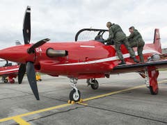 Das EDA hat dem Flugzeughersteller Pilatus verboten, Flugzeuge nach Saudi-Arabien und in die Vereinigten Arabischen Emirate auszuliefern. Im Bild ein Pilatus Porter PC21. (Bild: KEYSTONE/CHRISTIAN BEUTLER)