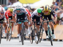 Mike Teunissen (rechts) im Foto-Finish mit Peter Sagan (Mitte) (Bild: KEYSTONE/EPA/GUILLAUME HORCAJUELO)