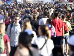 Das Züri Fäscht ist das grösste Volksfest der Schweiz. Erwartet werden bis am Sonntag bis zu zwei Millionen Besucherinnen und Besucher. (Bild: Keystone/WALTER BIERI)