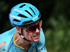 Jakob Fuglsang kam rund 20 km vor dem Ziel zu Fall und verletzte sich dabei im Gesicht (Bild: KEYSTONE/EPA AFP POOL/JEFF PACHOUD / POOL)