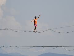 Die weltbesten Highline-Athleten balancieren hoch über der Limmat auf einer Slackline. (Bild: Keystone/WALTER BIERI)