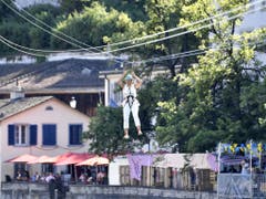 Mit der Zip-Line kann man vom Lindenhof den den Limmatquai «fliegen». (Bild: Keystone/WALTER BIERI)