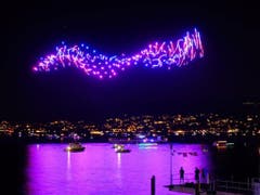 An der Premiere der Drohnenshow schwirrten etwa 150 fliegende Objekte von einer Plattform im Zürichsee aus, um 3-D-Bilder im nächtlichen Himmel zu kreieren. (Bild: Züri Fäscht)