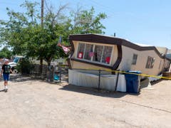 Durch das Erdbeben in Ridgecrest ist ein «Mobile Home» aus seiner Verankerung gehoben worden. (Bild: KEYSTONE/AP The Daily Press/JAMES QUIGG)