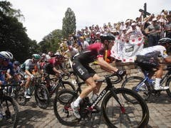Vorjahressieger Geraint Thomas im Aufstieg zur Mauer von Geraardsbergen (Bild: KEYSTONE/EPA/YOAN VALAT)