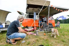 Darfs etwas mehr sein? Zusätzliche Schlafgelegenheiten auf dem Dach dieses Familien-Bullis. (Bild: Donato Caspari)