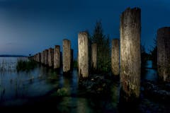 Der nächtliche alte Steg in Altnau. (Bild: Wolfgang Reisser)