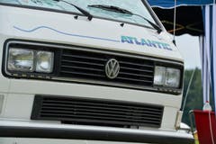 Pimp my Bulli: Zu den Scheinwerfern gesellen sich LED-Streifen. (Bild: Donato Caspari)