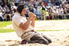 Nick Alpiger gewinnt das 113. Innerschweizer Schwing- und Älplerfest in Flüelen. (KEYSTONE/Alexandra Wey)