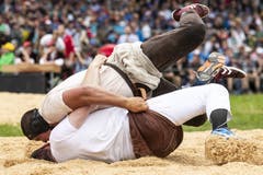 Nick Alpiger, oben und Andi Imhof, unten, während dem 1. Gang. (KEYSTONE/Alexandra Wey)