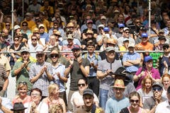 Bei Sonnenschein herrscht am Sonntag Festlaune in der Arena. (KEYSTONE/Alexandra Wey)