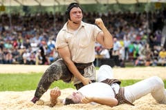 Nick Alpiger freut sich über den Sieg gegen Reto Nötzli während dem 3. Gang. (KEYSTONE/Alexandra Wey)