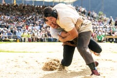 Nick Alpiger gewinnt das 113. Innerschweizer Schwing- und Älplerfest in Flüelen nach dem Schlussgang gegen Christian Schuler, links. (KEYSTONE/Alexandra Wey)