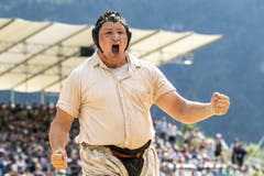 Nick Alpiger gewinnt das 113. Innerschweizer Schwing- und Älplerfest in Flüelen. (KEYSTONE/Alexandra Wey)