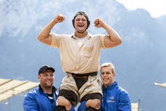 Nick Alpiger gewinnt das 113. Innerschweizer Schwing- und Älplerfest in Flüelen. (KEYSTONE/Alexandra Wey)