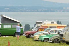 Das Panorama ist zweitrangig. Dieser Besucher hat nur Augen für die Fahrzeuge am VW-Bustreffen. (Bild: Donato Caspari)