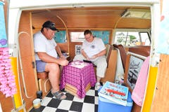 Spielpause im Kasten der Freiheit auf vier Rädern. (Bild: Donato Caspari)