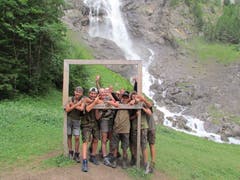 Auf unserer Anreise ins Survival Camp in Adelboden liefen wir an diesen schönen Wasserfällen vorbei. Die Laune blieb trotz eintretendem Regen super. (Bild: Sommerlager Lungern, 7. Juli 2019)