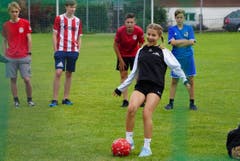 Kategorie A (Jahrgang 03/04) während dem Einzelwettkampf Torwandschiessen. Bei Anniques Schuss herrscht Spannung, sowie Gelassenheit bei den Jungs. Ob Annique den Wettkampf wohl gewonnen hat? (Bild: TV Stans)