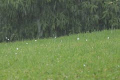 Hageltanz - Hagelkörner hüpfen bei einem Gewitter in Wittenbach über den Boden. (Bild: Valentin Zurfluh)