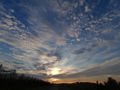 Wunderschöner Wolkenhimmel, aufgenommen in Altnau bei einer Fahrradtour dem Sonnenuntergang entgegen. (Bild: Selina Mayr)