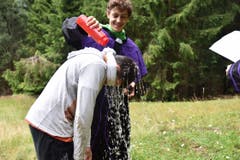 Die berüchtigte Lagertaufe. Jedes Kind erhält einen Lagernamen. Dieses Jahr sind es Begriffe rund um das Schwingen, da dieses Jahr das Innerschweizerische Schwing- und Älplerfest in Flüelen stattfand. (Bild: Zigani Fiora Flüelen)