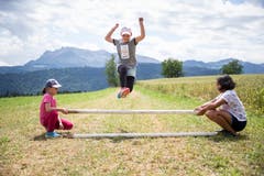Impressionen aus dem Lager der Jungscharen Obwalden, Uri, Stans und Hochdorf in Hellbühl. Im Bild: Klara aus Malters (pink), Anna-Sophia aus Malters (graues Shirt) und Paola aus Hochdorf (weisses Shirt). (Bild: Manuela Jans-Koch Hellbühl, 7. Juli)