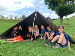 Die Wölfli Meggen lernen beim Überleben in der Wildnis, wie man eine Notunterkunft aufstellt. (Bild: Pfadi Meggen, Wölfli, 7. Juli 2019)