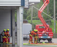 Ein Atemschutz-Trupp macht sich bereit. (Bild: Geri Holdener, Brunnen, 9. Juli 2019)