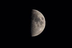 Der Mond am Abendhimmel. (Bild: Daniel Hegglin, Zug, 9. Juli 2019)