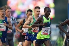 Julien Wanders (Zweiter von rechts) läuft beim 3000m Rennen auf Rang 3. (Bild: Pius Amrein. Luzern, 9. Juli 2019)