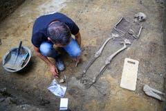 Gräber der zweiten Bestattungslage lagen teilweise sehr dicht nebeneinander. (Bild: Raphael Rohner)