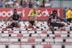 Janeek Brown, Oayton Chadwick und Tobi Amusan (von links) beim 100m Hürden-Rennen der Frauen. (KEYSTONE/Urs Flueeler)