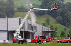 Rauch dringt aus einem Fenster im oberen Geschoss. (Bild: Geri Holdener, Brunnen, 9. Juli 2019)