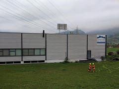 Die Feuerwehr wäre bereit gewesen, wenn sich das Feuer auf die Halle ausgebreitet hätte. (Bild: Geri Holdener, Brunnen, 9. Juli 2019)