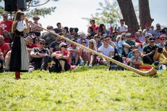 Ein grosser Kraftakt und trotzdem ein wunderbarer Klang: Lisa Stoll am Alphorn. (Bild: Nadia Schärli, Rütli, 1. August 2019)