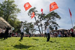 Fahnenschwinger auf dem Rütli. Geht es für die Schweiz in den nächsten Monaten auch so hoch hinaus? (Bild: Nadia Schärli, Rütli, 1. August 2019)