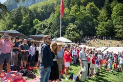 Das Wetter meinte es gut mit den Besuchern, die Sonnenbrillen waren aufgesetzt. (Bild: Nadia Schärli, Rütli, 1. August 2019)