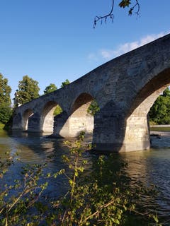 Die Alte Thurbrücke in Bischofszell erwacht mit der Sonne. (Bild: Reto Schlegel)