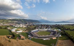 Drei Wochen vor dem Start des Eidgenössischen Schwing- und Älplerfestes (ESAF) sind die Aufbau-Arbeiten in vollem Gange. (Bild: Daniel Hegglin, Zug, 31. Juli 2019)