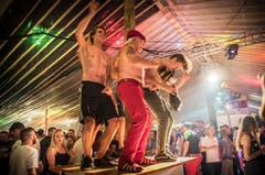 Müllheim TG - Fritz Frischknecht (rote Hose) ist 72 Jahre alt kommt aus Sulgen und weiss wie man Party macht. Er ist DJ und geht dreimal die Woche tanzen (hip hop, dance, house). Impressionen von der Crazy Night in Müllheim. Der TV Müllheim organisiert diese Party seit 25 Jahren. Dieses Jahr mit einem riesen Wasserfall.