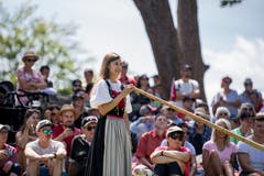 Das Rütli ist auch immer ein guter Ort, um Traditionen zu pflegen. Hier wartet Lisa Stoll lächelnd auf ihren Auftritt mit dem Alphorn. (Bild: Nadia Schärli, Rütli, 1. August 2019)