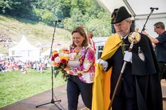 Bei so einer Bundesfeier darf natürlich auch die Politik-Prominenz nicht fehlen: Heidi Z'graggen nach ihrer Rede mit einem Blumenstrauss. (Bild: Nadia Schärli, Rütli, 1. August 2019)