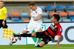 Der Krienser Diogo Costa (rechts) bremst Lausannes Nikola Boranijasevic. (Bild: Pascal Muller / Freshfocus, Lausanne, 10. August 2019)