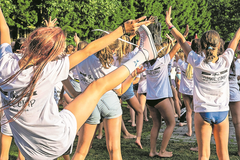 Sie sind im Fotowettbewerb aktuell in Führung: Die über 80 Kinder des mehrsprachigen The Dance Camp. (Bild: Ronny Baumann, The Dance Camp, Willisau, 17. Juli 2019)